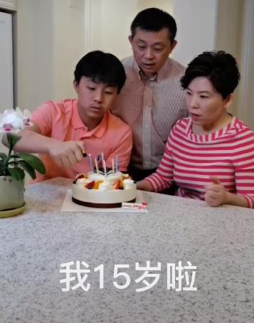 与半人高儿子同框（邓亚萍一家三口罕同框，15岁儿子比爸还高，嘴边一圈胡茬显成熟）