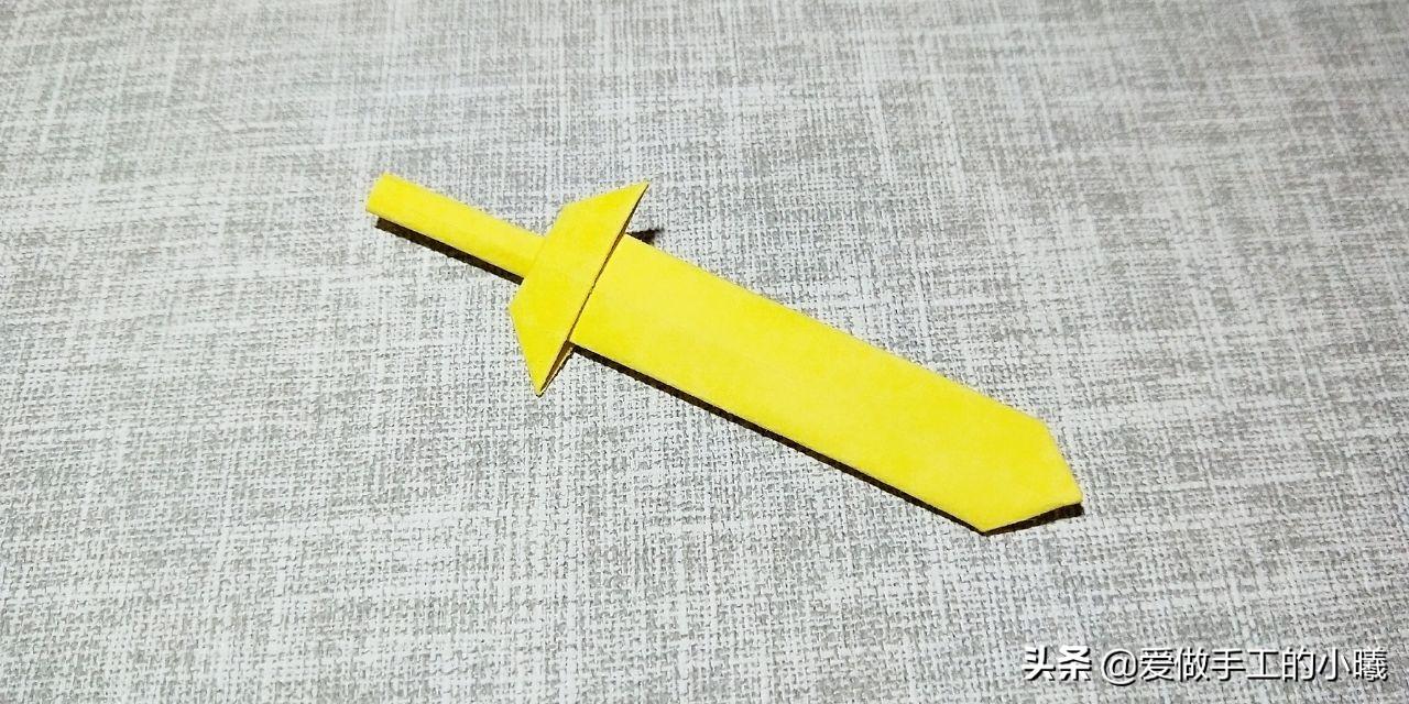 折一个火焰剑（几步就能完成的折纸宝剑，简单好玩不伤人，90后的记忆）