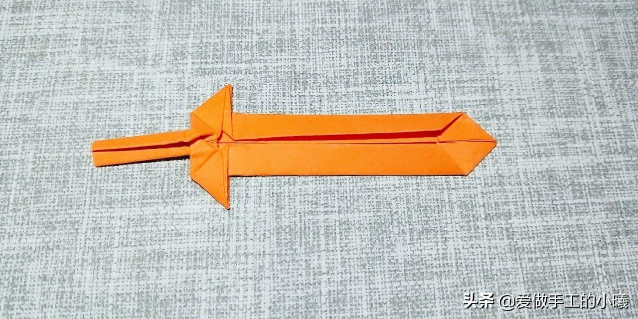 折一个火焰剑（几步就能完成的折纸宝剑，简单好玩不伤人，90后的记忆）