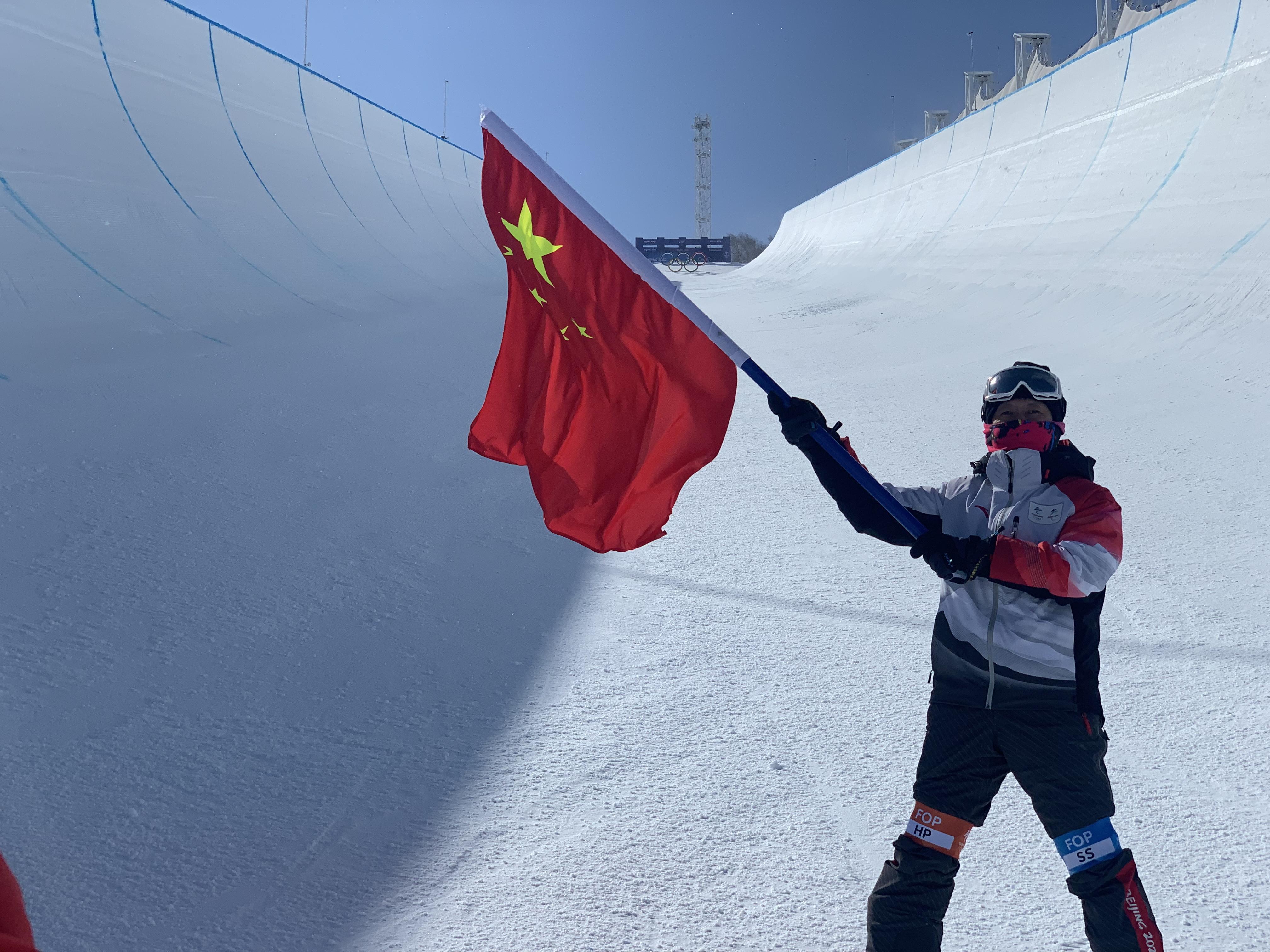 滑雪的单板和双板有啥区别（初上雪场，滑雪板选择单板还是双板好？冬奥裁判刘鑫为您解析）