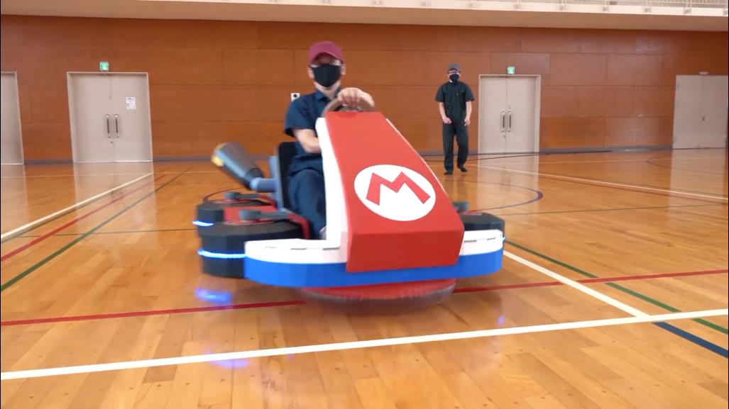 马里奥赛车的小赛车（游戏不过瘾 日本玩家用纸板制作真人马里奥赛车）