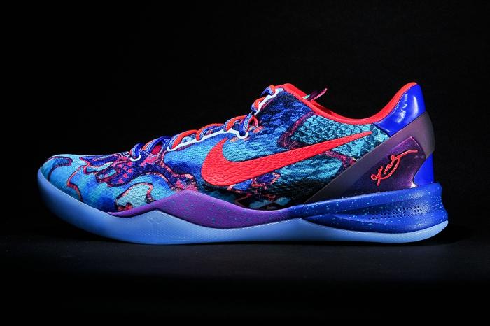 科比历代战靴（KOBE8代入坑篮球鞋经典配色回顾！Nike科比战靴NBA上脚）