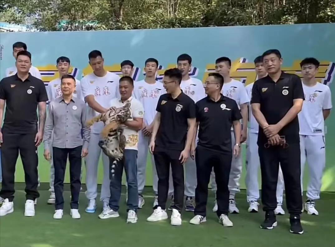 篮球广东队成员（广东男篮动态：赵睿担任队长，王薪凯爱妻积极安慰，两新星升一队）