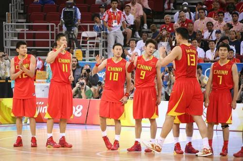 08年姚明nba比赛录像（08年奥运会中国队VS美国队：韦德19分，老詹18分，那姚明和科比呢）