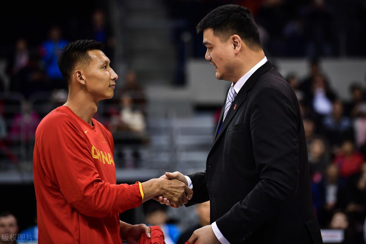 姚明nba比赛录像（回看15年前的今天，NBA赛场上的中国首次德比！姚明VS易建联）