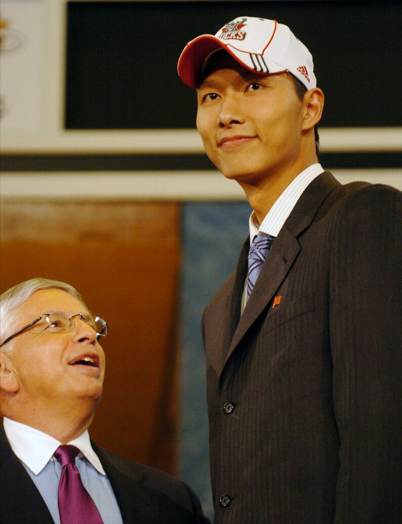 姚明nba比赛录像（回看15年前的今天，NBA赛场上的中国首次德比！姚明VS易建联）