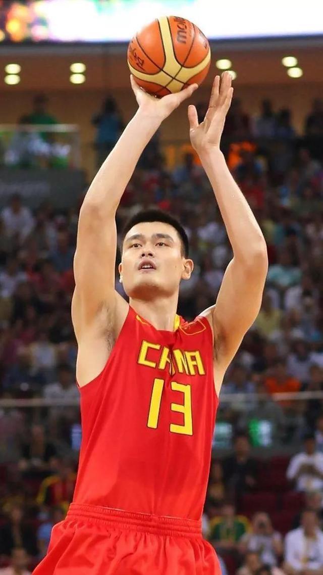 08年姚明nba比赛录像（08年奥运会中国队VS美国队：韦德19分，老詹18分，那姚明和科比呢）