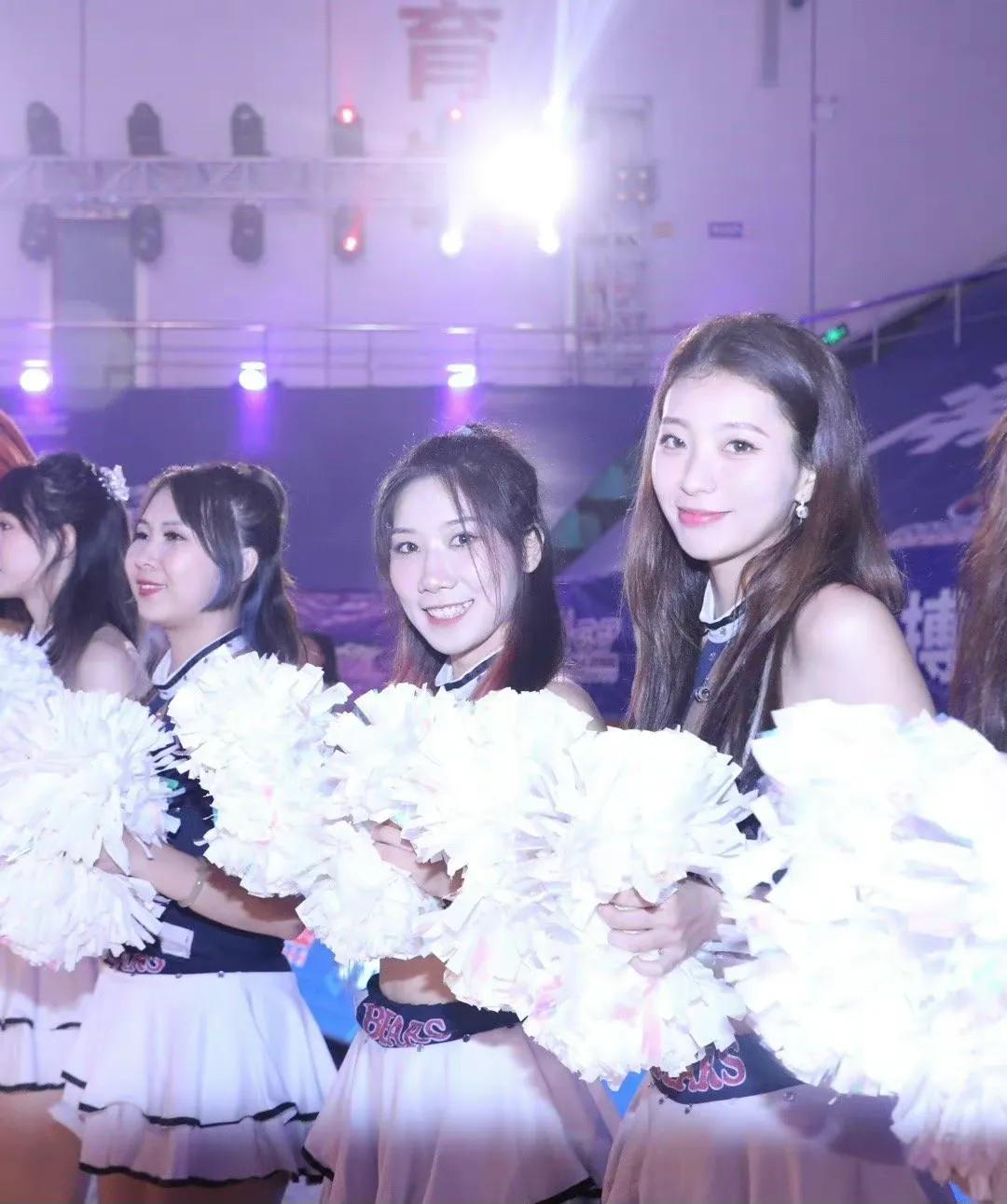 cba拉拉队美女（她是CBA最美拉拉队长，与易建联合照爆红网络，前男友身材很高大）