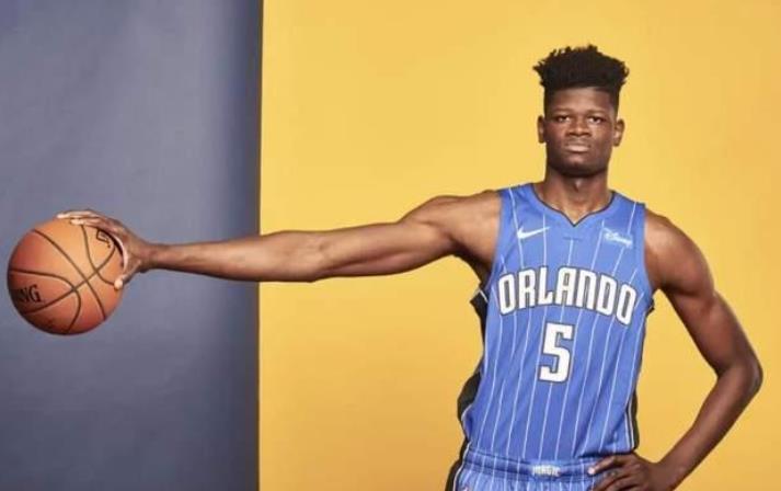 字母哥SS级（现役NBA球星长臂分4个等级：伦纳德A级，字母哥SS级，SSS臂展2米4）