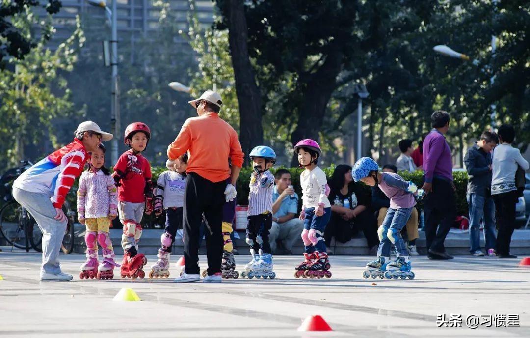 孩子学轮滑好还是足球好（千万不要让孩子学轮滑？真相竟然是……）