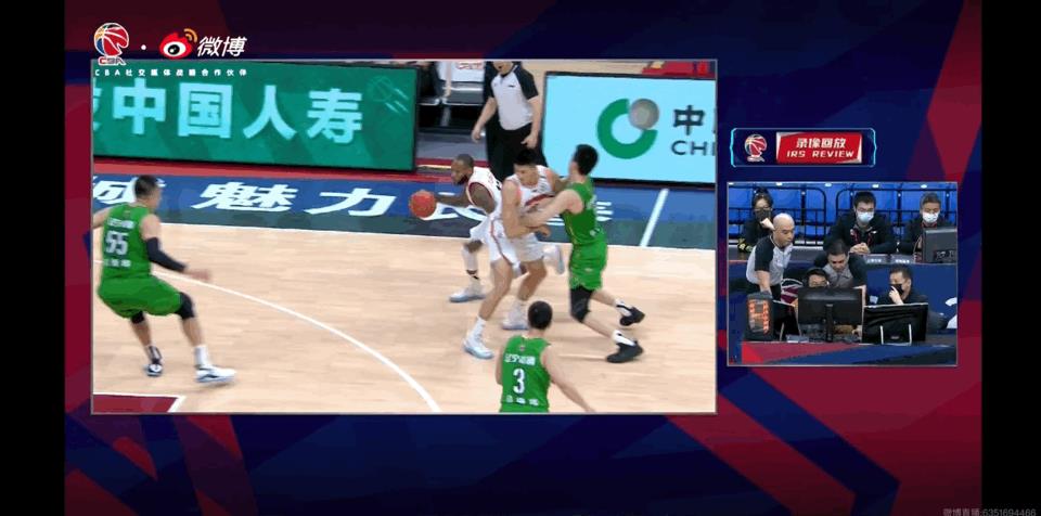 胡明轩2次违体也被驱逐（体坛联播｜辽篮广东冲突不断3人驱逐，李春江马布里场边对骂）