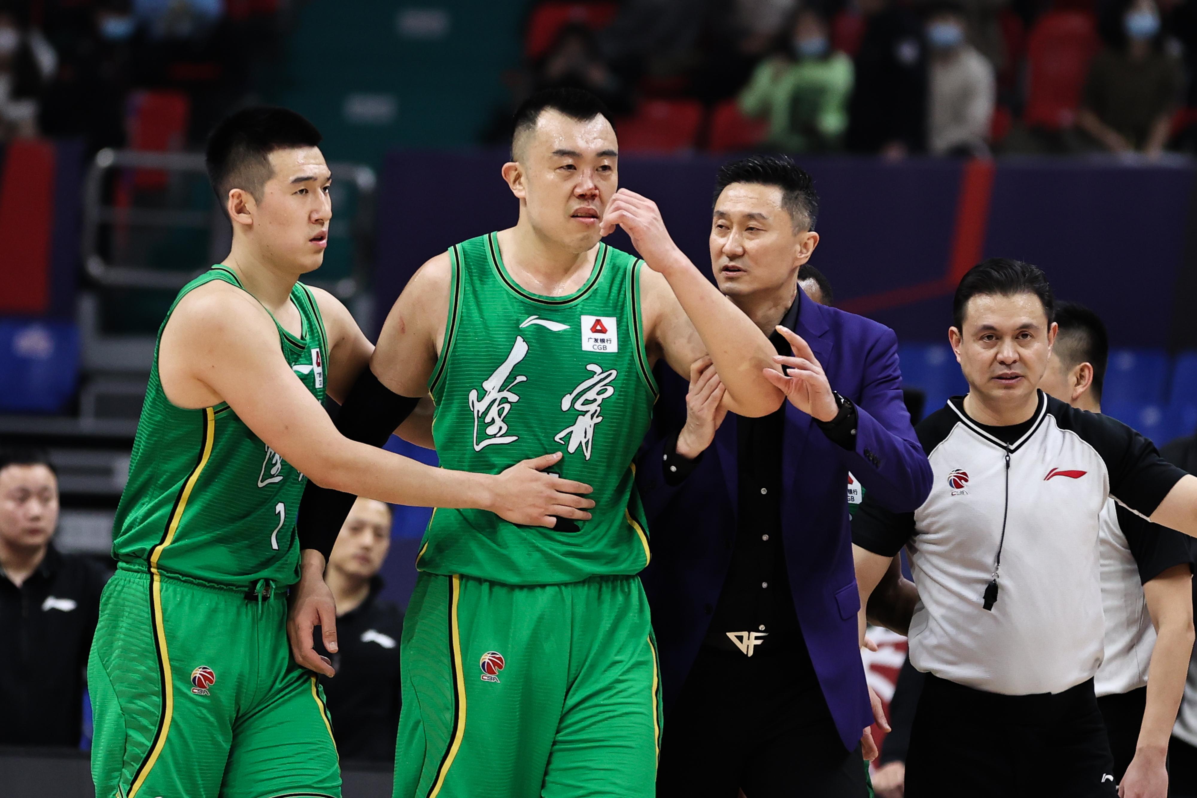 胡明轩2次违体也被驱逐（体坛联播｜辽篮广东冲突不断3人驱逐，李春江马布里场边对骂）
