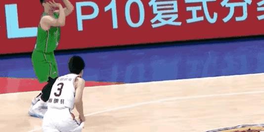 胡明轩2次违体也被驱逐（体坛联播｜辽篮广东冲突不断3人驱逐，李春江马布里场边对骂）